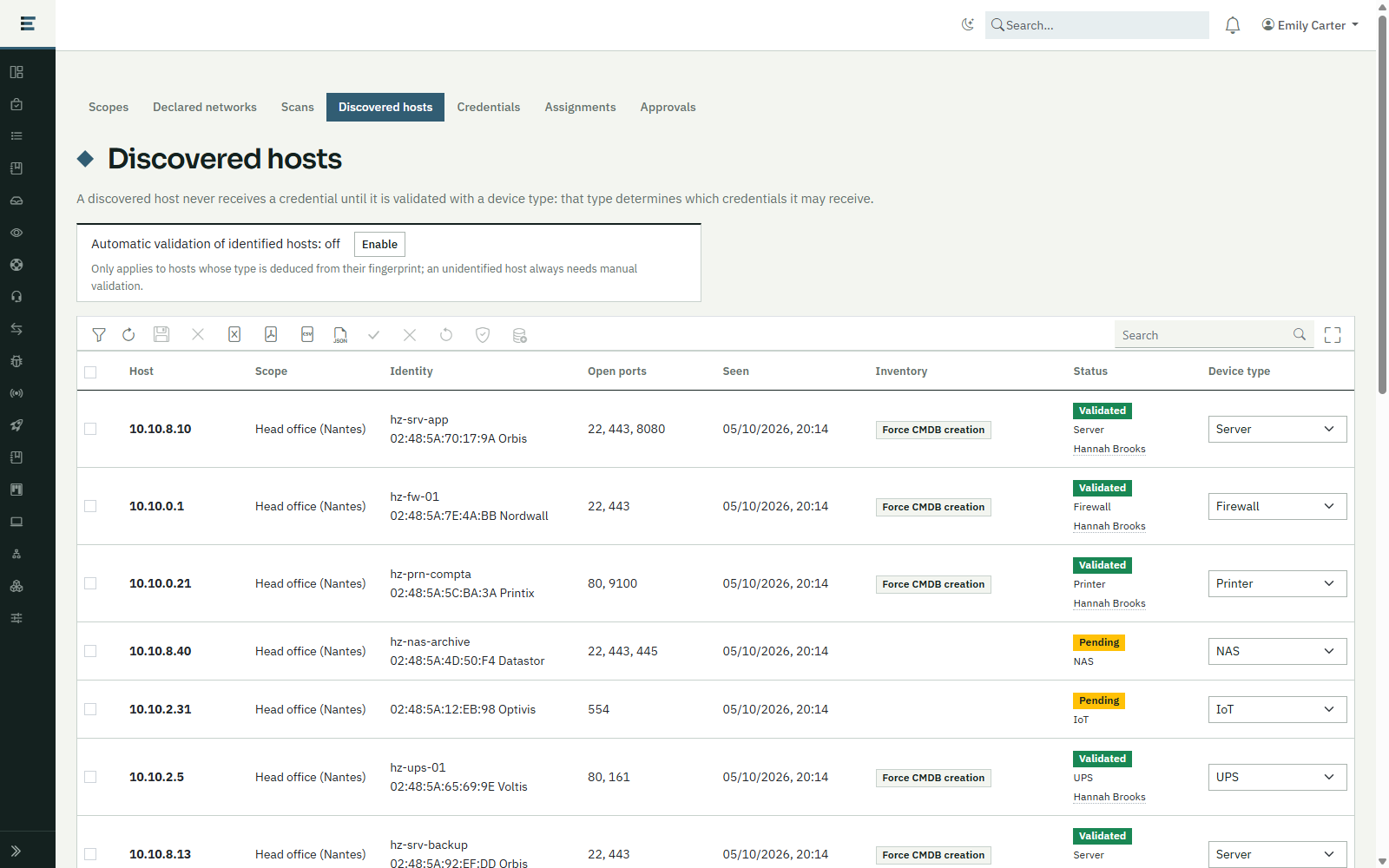 Ecaldima Network inventory: discovered hosts with their identity, open ports, validation status and device type.
